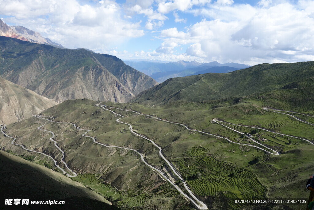 高山峻岭间的蜿蜒公路