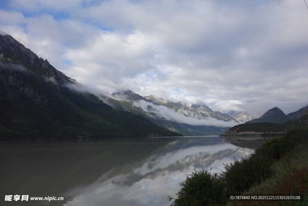 壮丽山水湖泊风景图