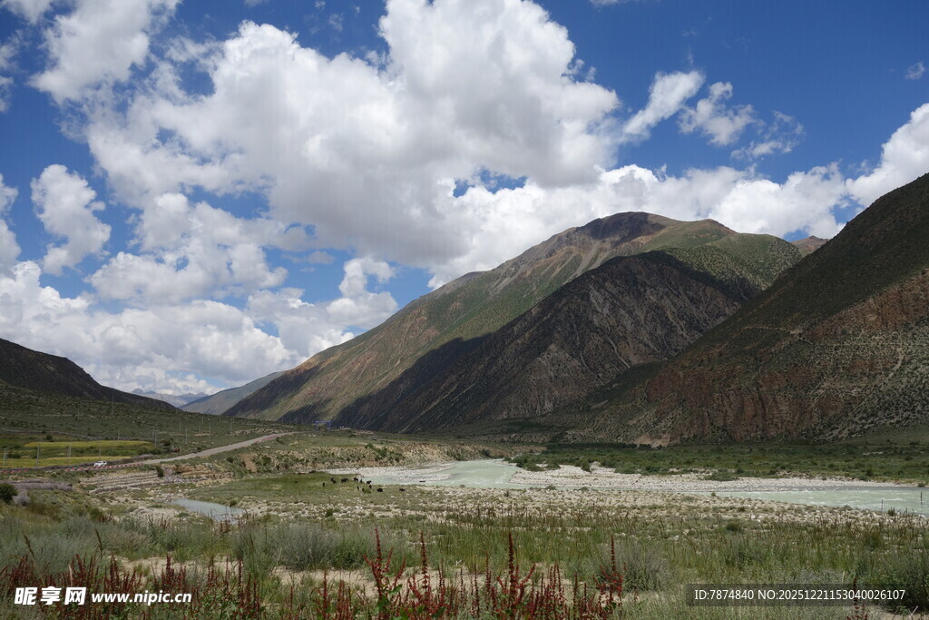 蓝天白云下的壮美山川