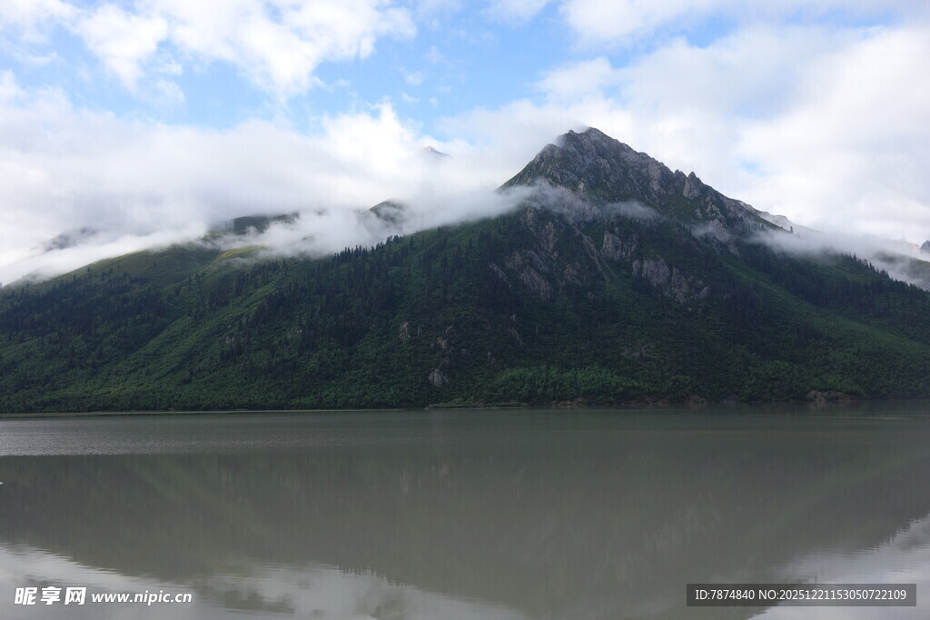 云雾缭绕的山水美景