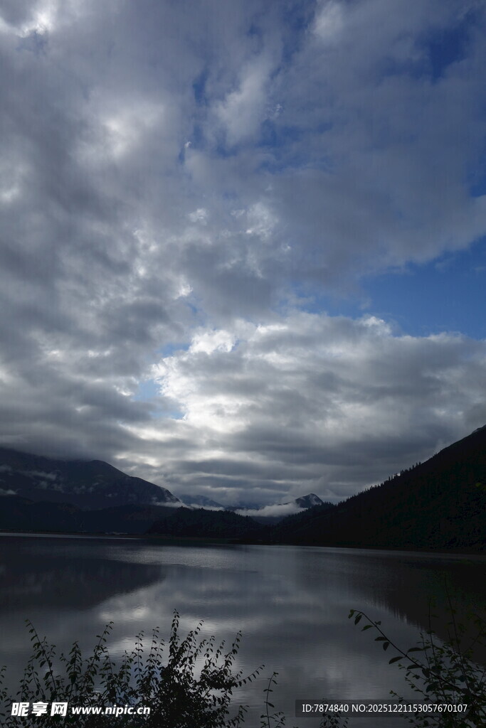 湖畔云景 山水相映成趣