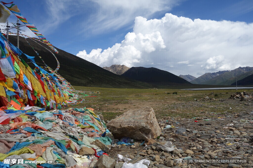 高原经幡与壮丽雪山景观