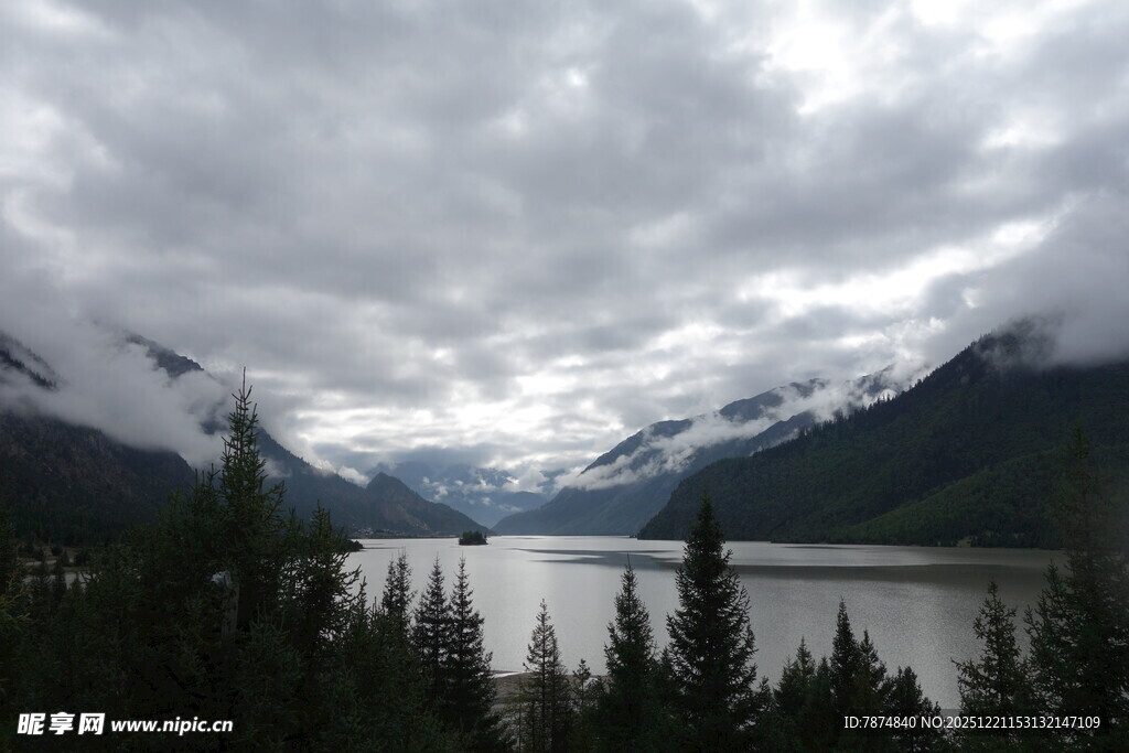 云雾缭绕的山间湖泊美景