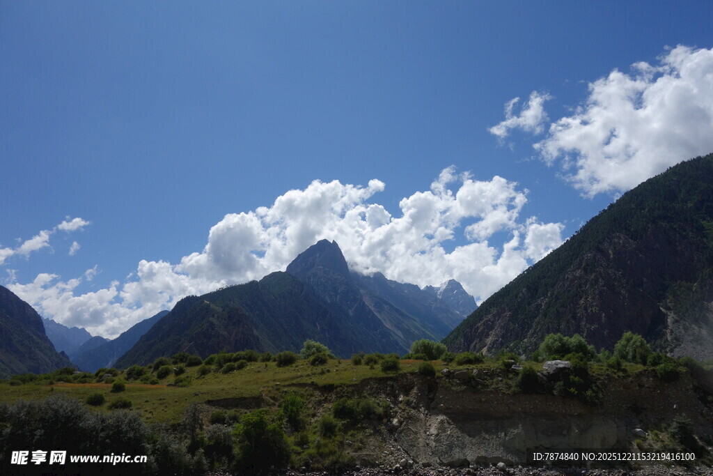 壮丽山景与蓝天白云