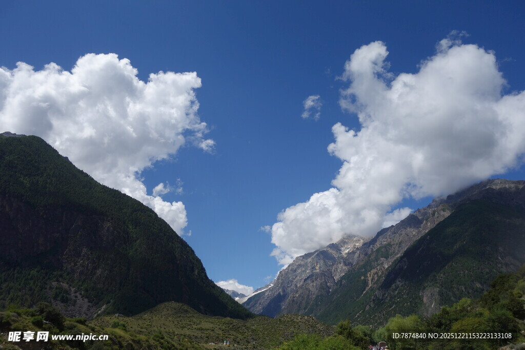 蓝天白云下的壮美山谷
