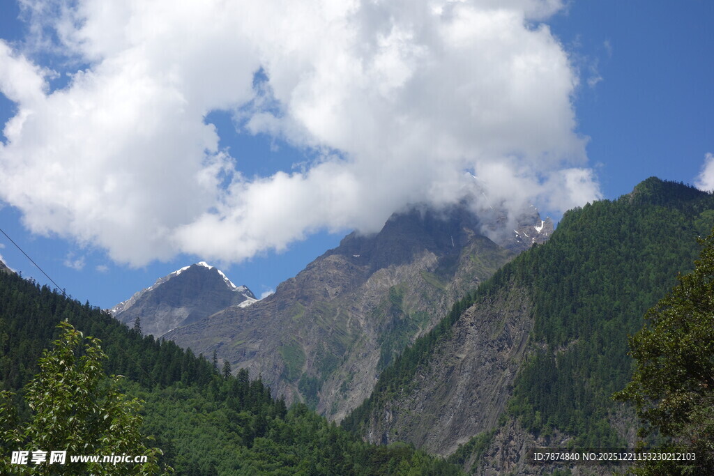 壮丽山景与蓝天白云