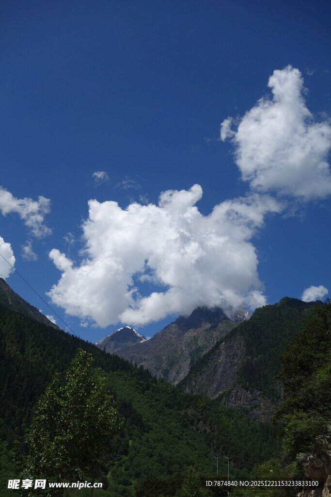 蓝天白云下的青山美景