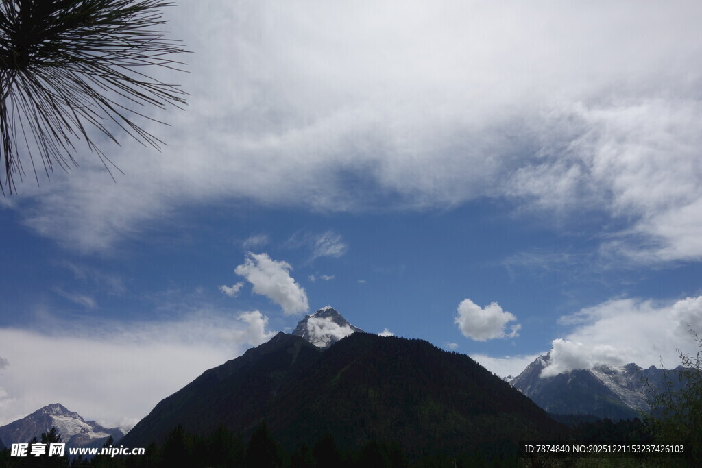 蓝天白云下的巍峨山脉