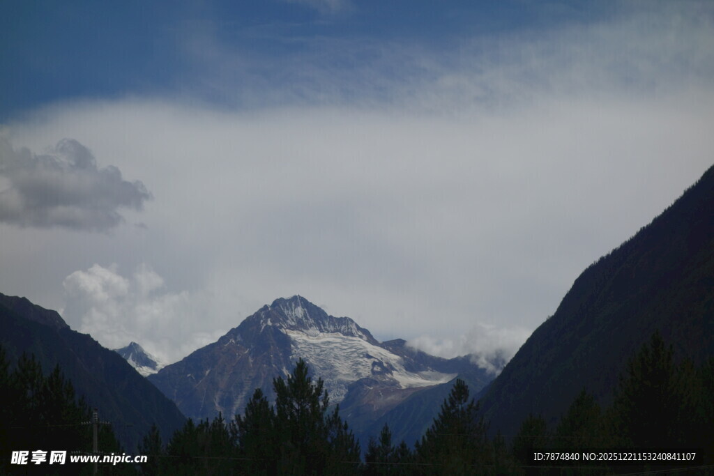壮丽山景 雪峰隐于云间