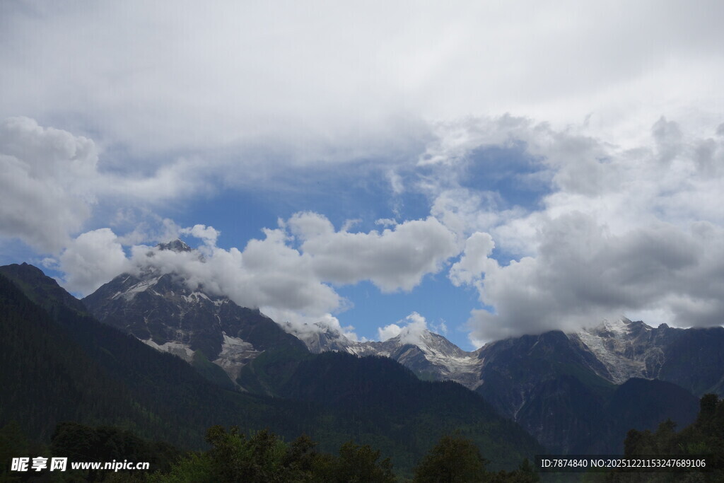 蓝天白云下的巍峨山脉