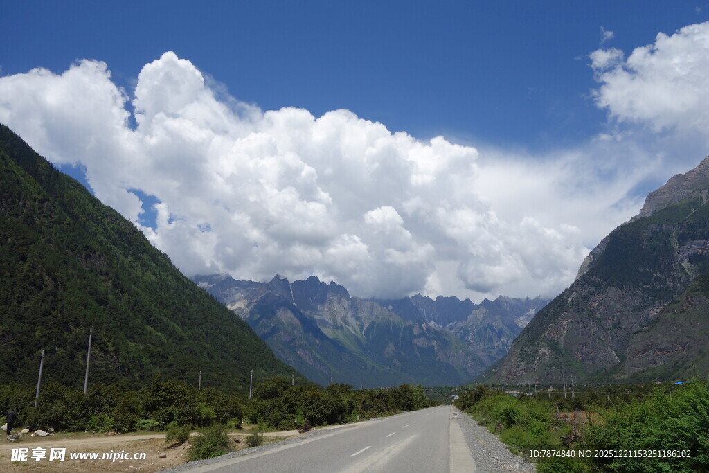 山间公路 蓝天白云美景