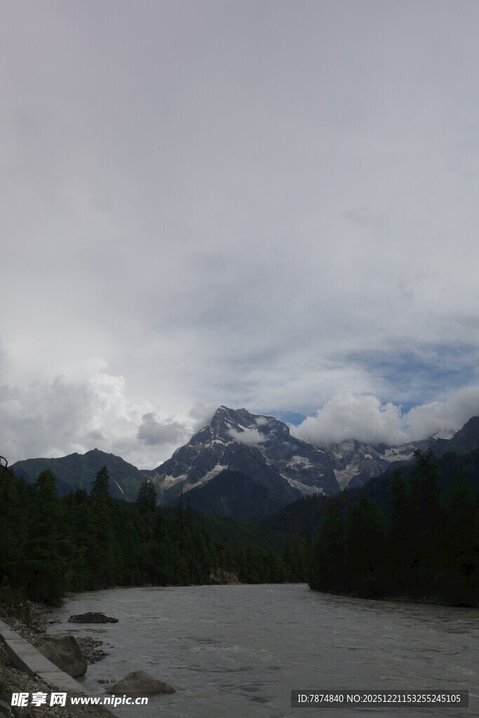 云雾缭绕的山水风光