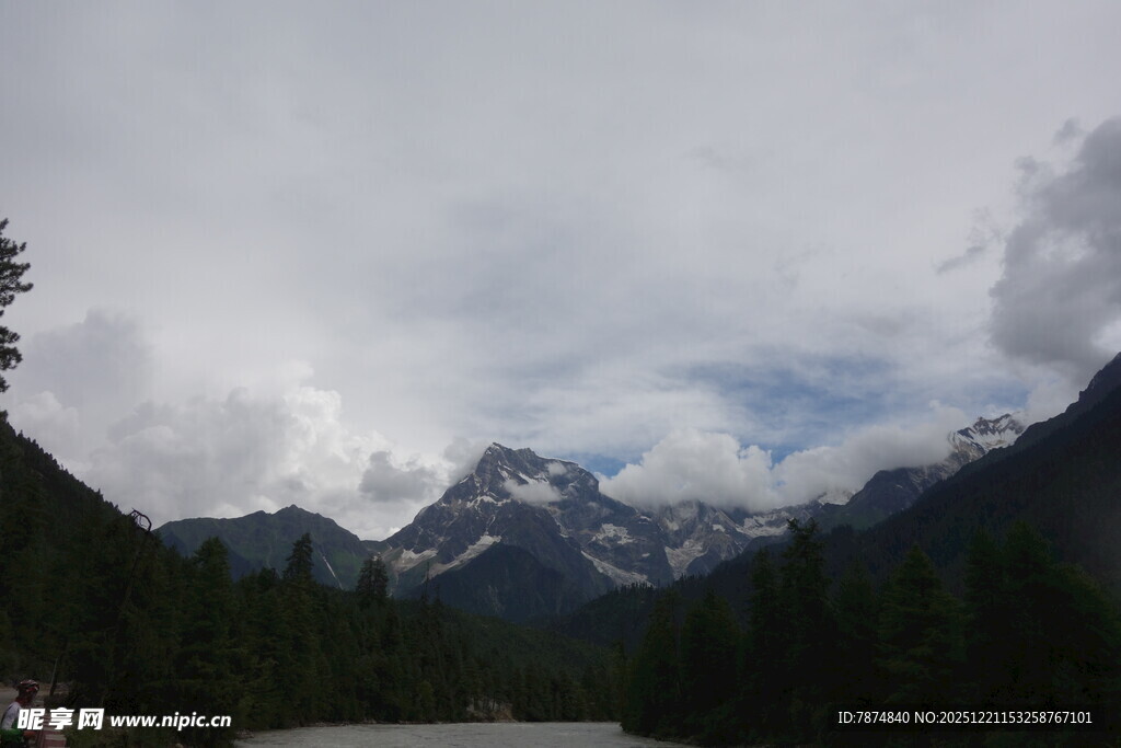 山间云雾缭绕的壮美景色