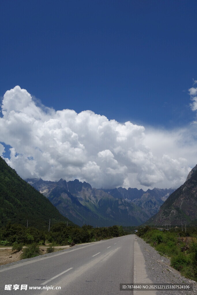 公路穿行于云与山间