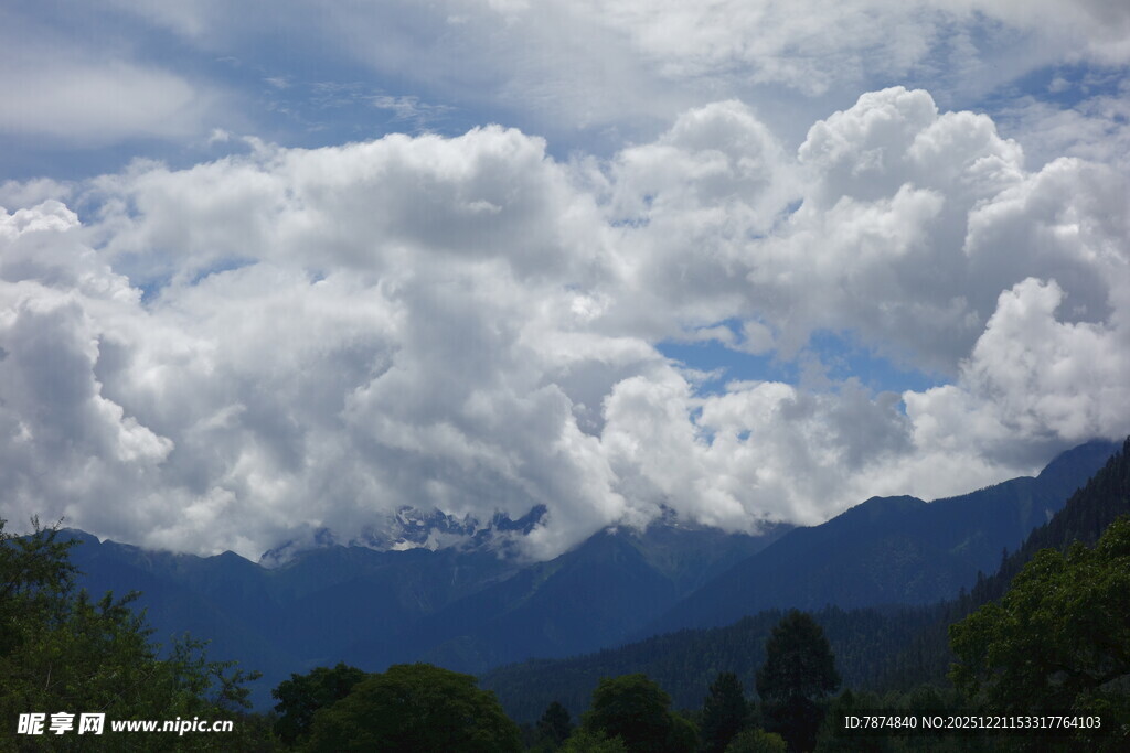 蓝天白云下的壮丽山脉