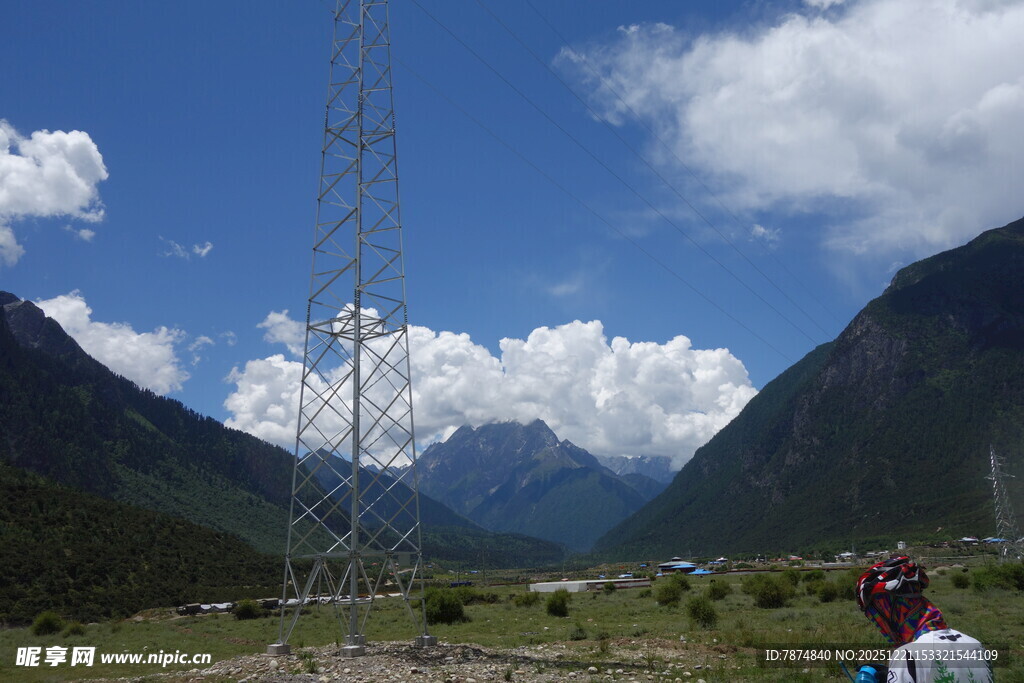 山间高塔与蓝天白云美景