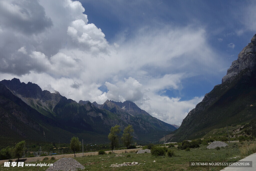 山间美景 蓝天白云伴青山