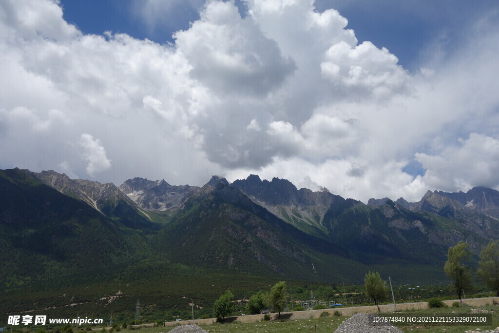 蓝天白云下的壮美山脉