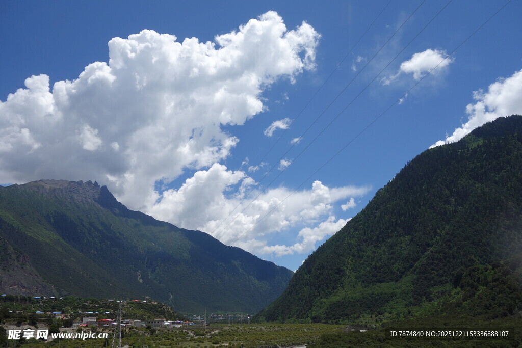 蓝天白云下的秀丽山峦