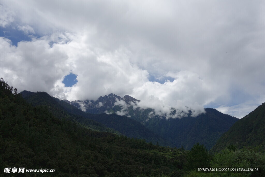 云雾缭绕的壮美山峦