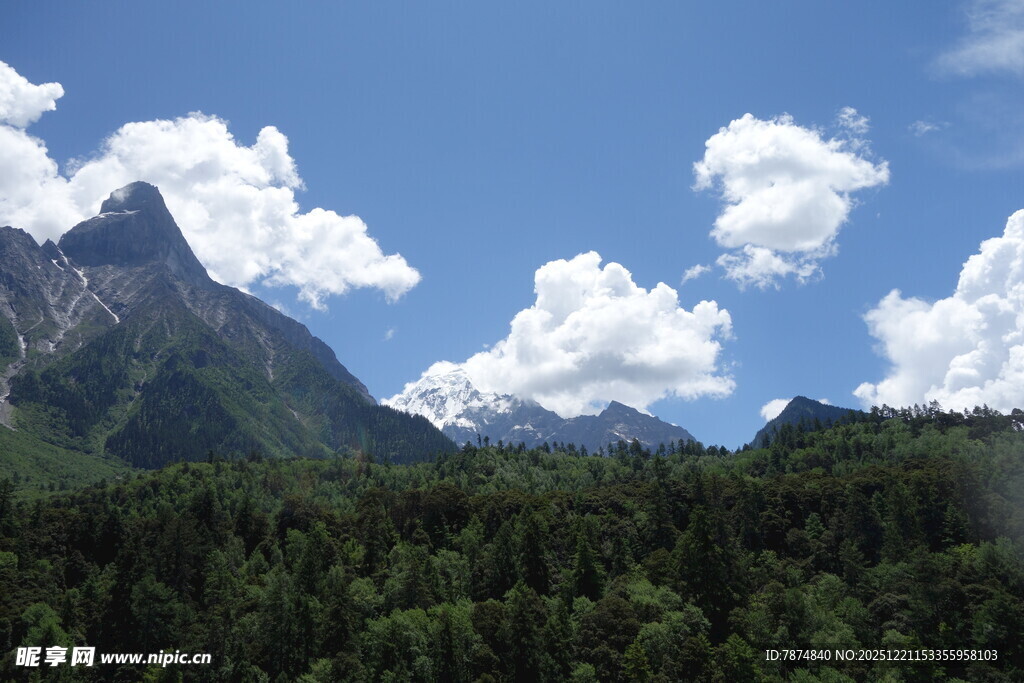 青山白云间的秀丽山景