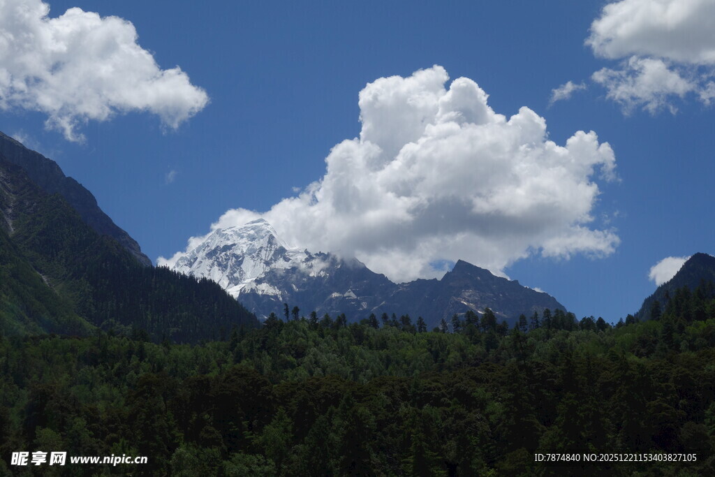 蓝天白云下的巍峨山脉
