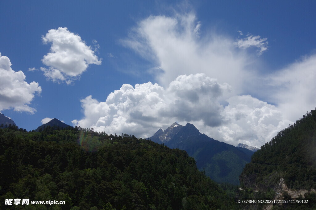 蓝天白云下的青山美景