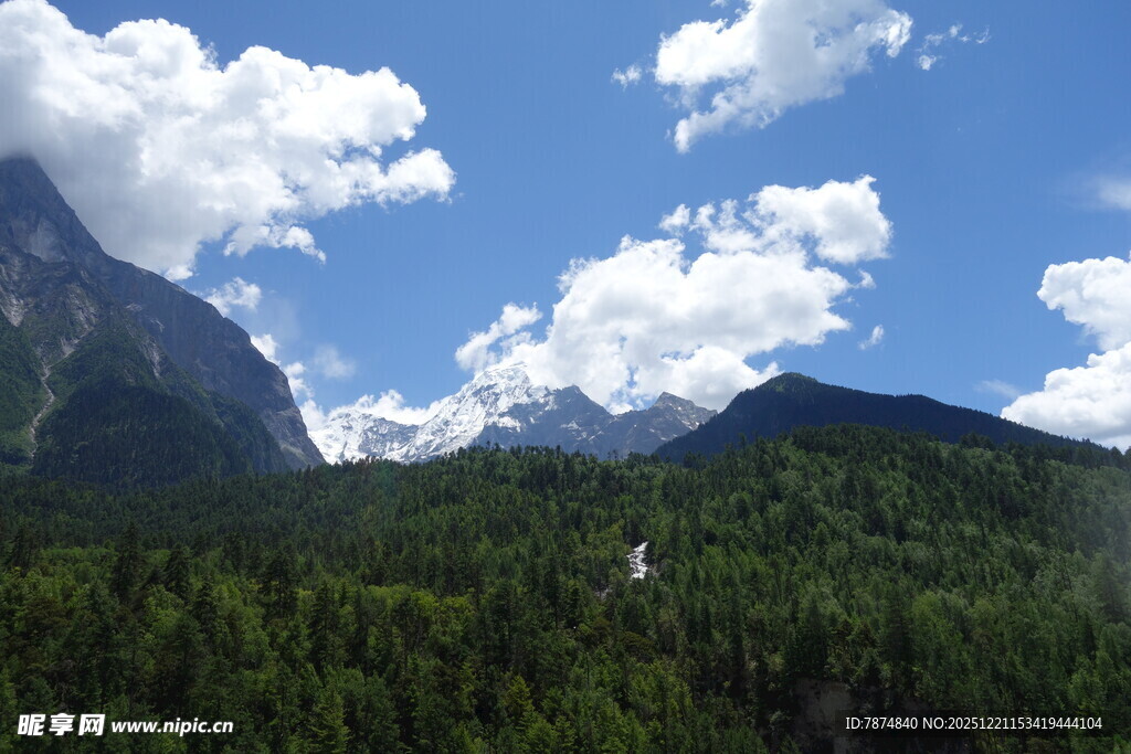 蓝天白云下的山林美景