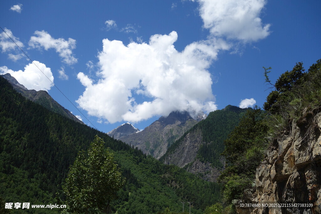 山间蓝天绿树壮丽美景