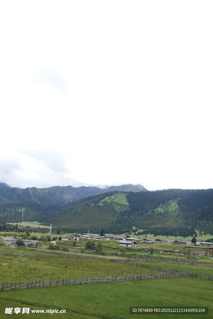 田园风光中的远山绿野
