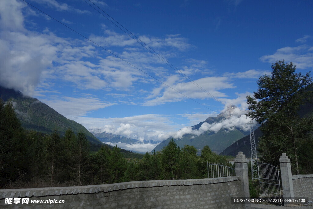 山间美景 蓝天白云与远山