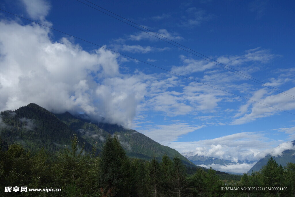 蓝天白云下的山林美景