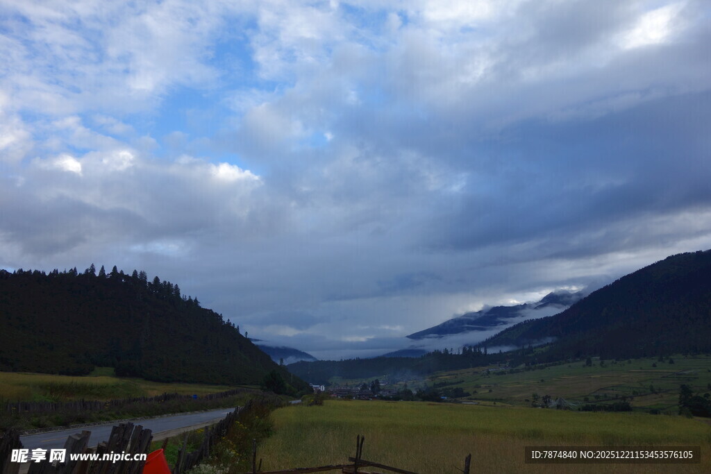 山间公路旁的壮美风景