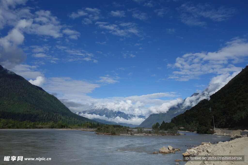 壮丽山水间的宁静河岸