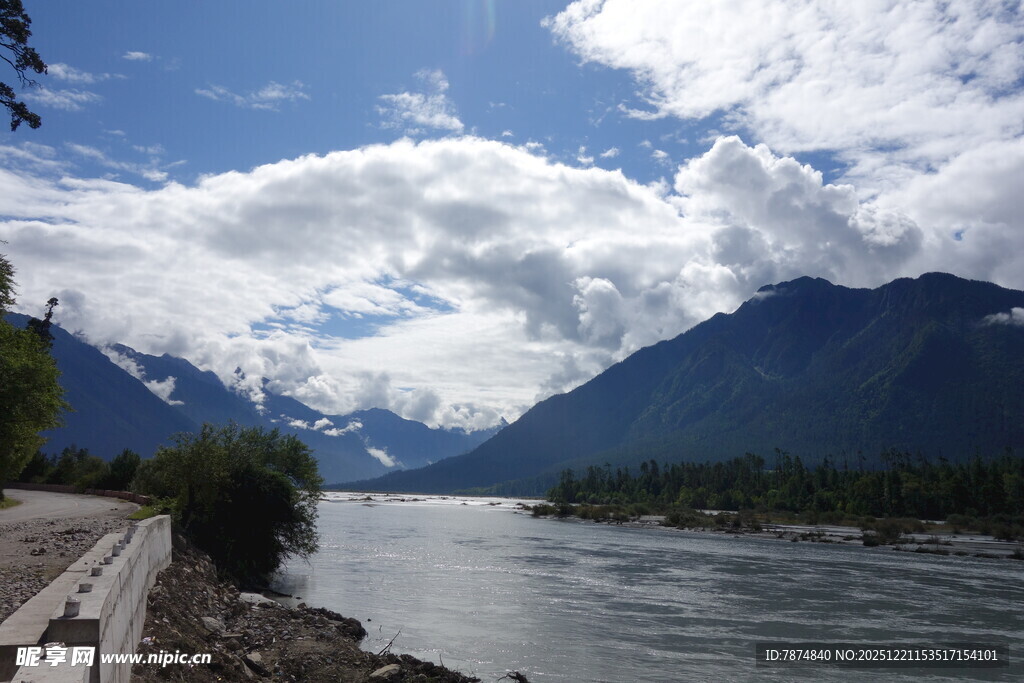 河畔壮美山川风景