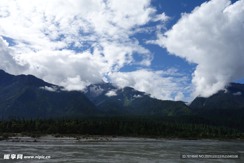 蓝天白云下的壮丽山脉