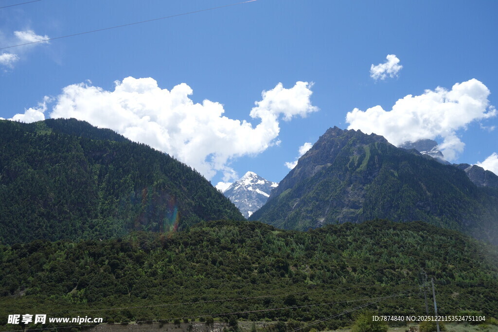 蓝天白云下的壮丽山脉