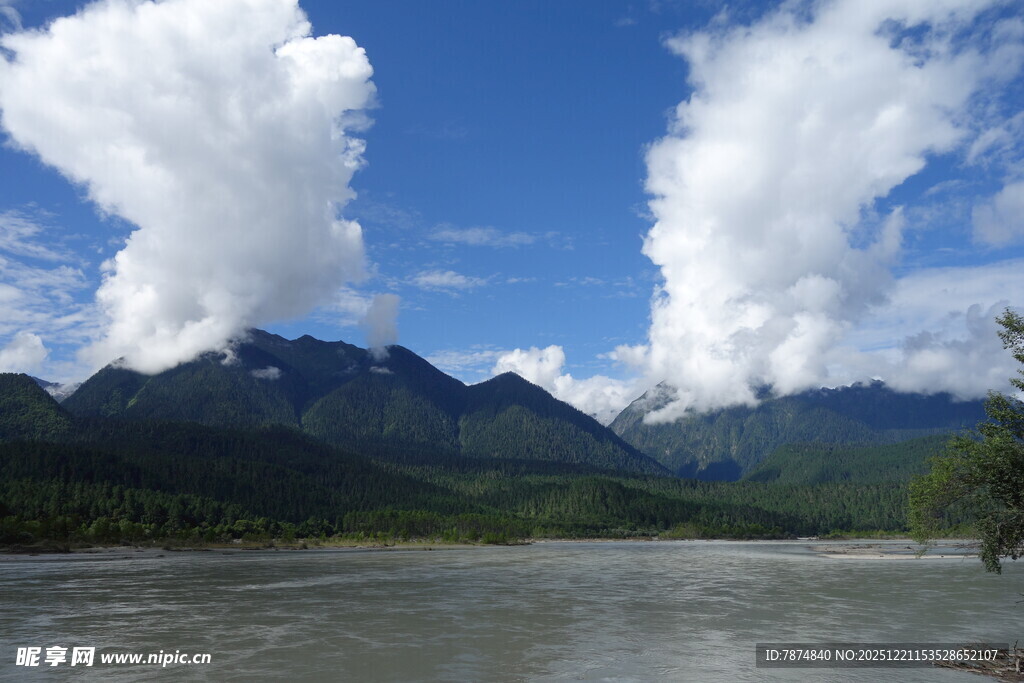青山碧水间的壮丽云景