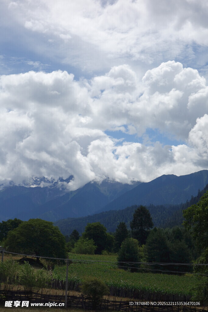 山间绿野上的蓝天白云