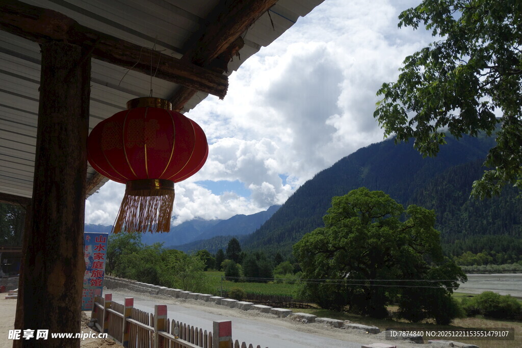 屋檐下的红灯笼与山水景