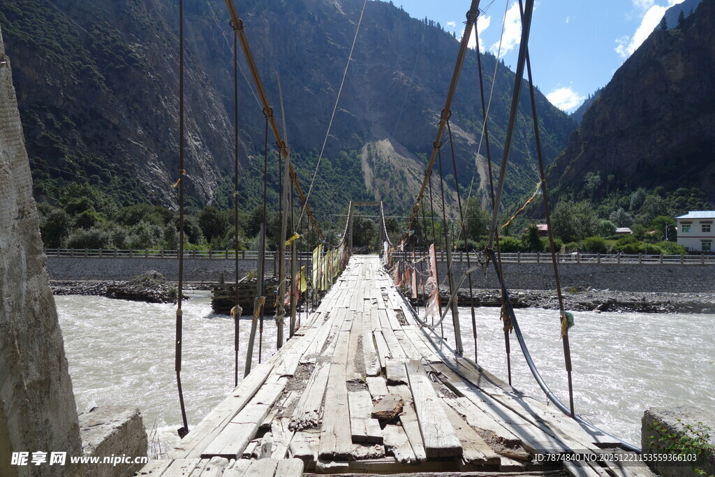 山间吊桥横跨湍急河流