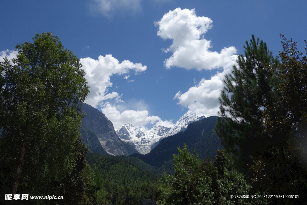 蓝天白云下的秀丽山峦