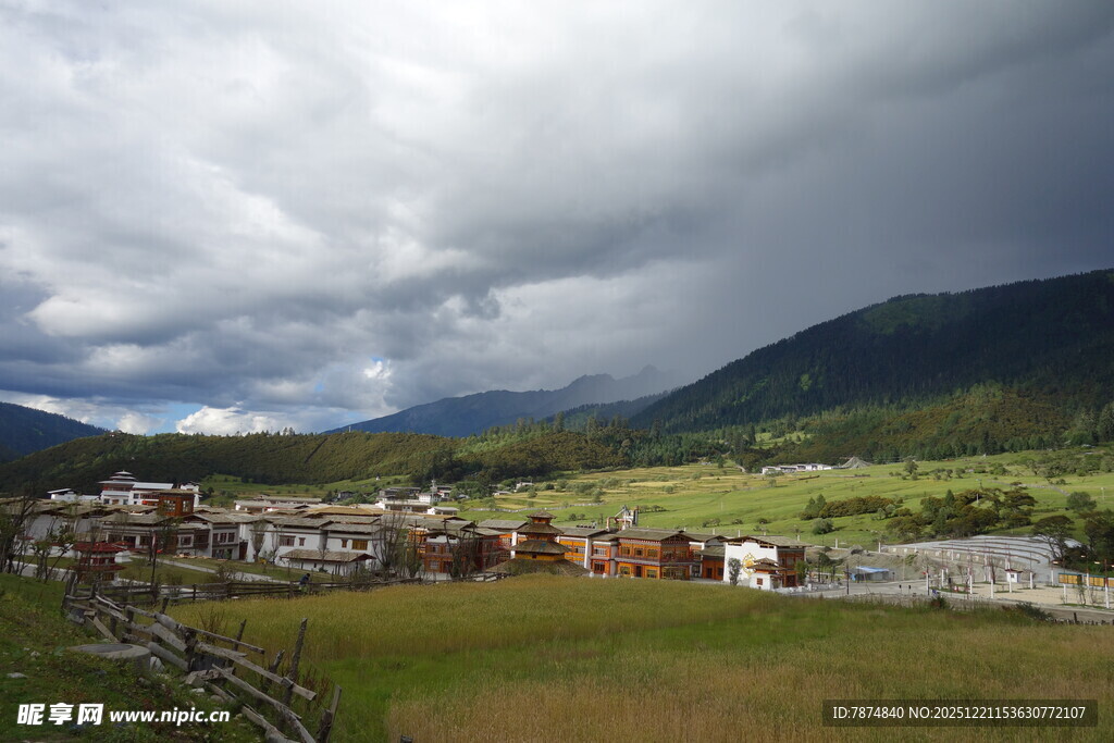 山间村落 云下田园美景