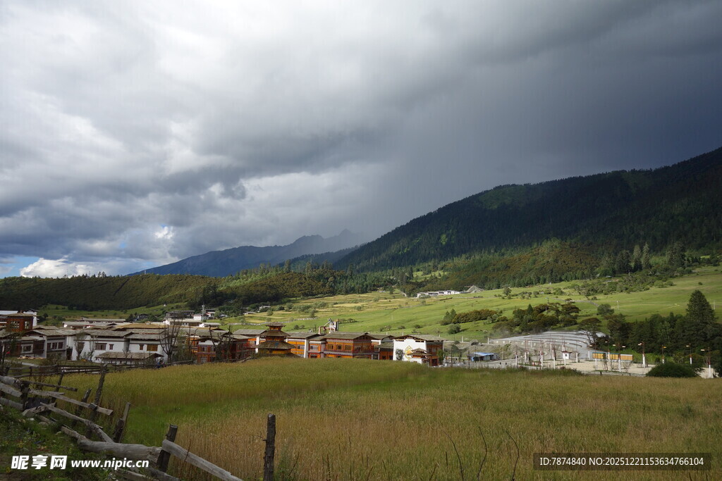 山间村落乌云下的景致