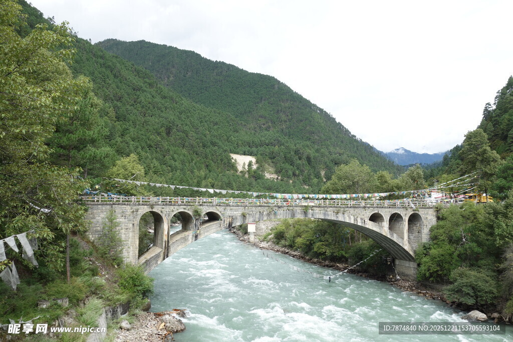 山间河流上的古朴石桥