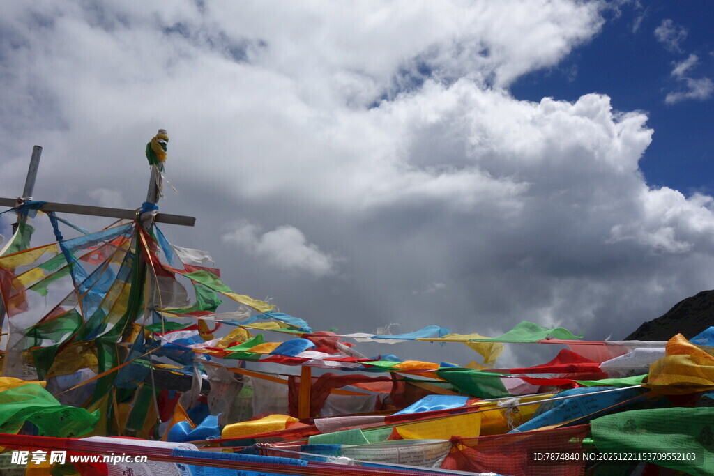 五彩经幡飘扬于蓝天白云下