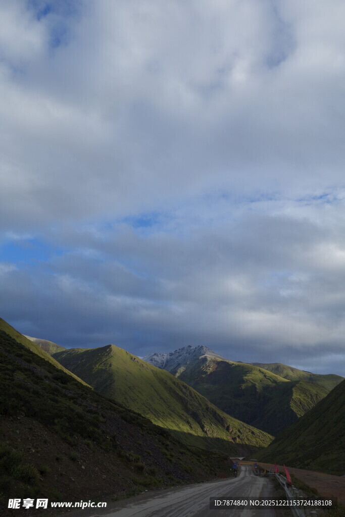 山间公路 云下美景