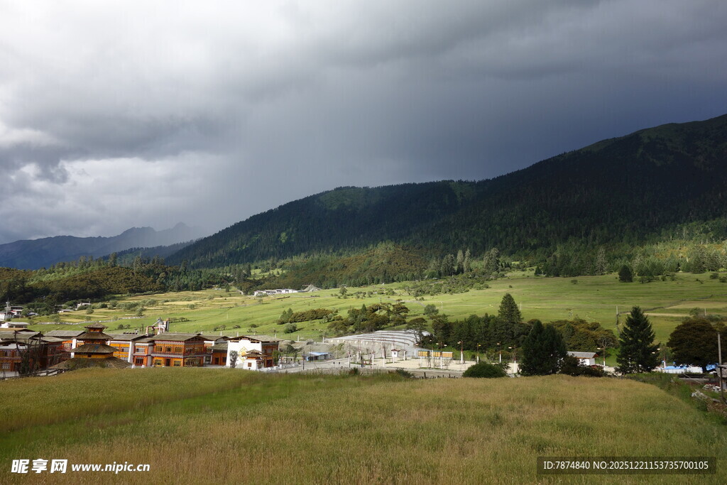 山间村落乌云下的景致