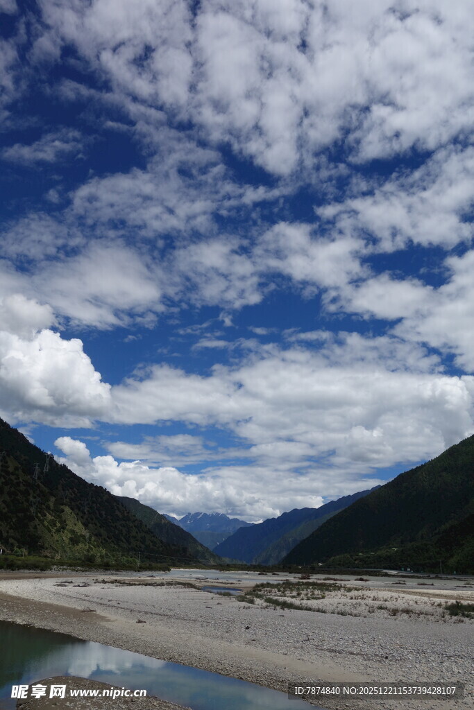 蓝天白云下的山水风光