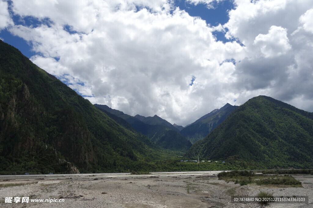 壮丽山谷间的蓝天白云